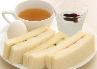 画像：軽朝食セット（ハムキュウリサンド）