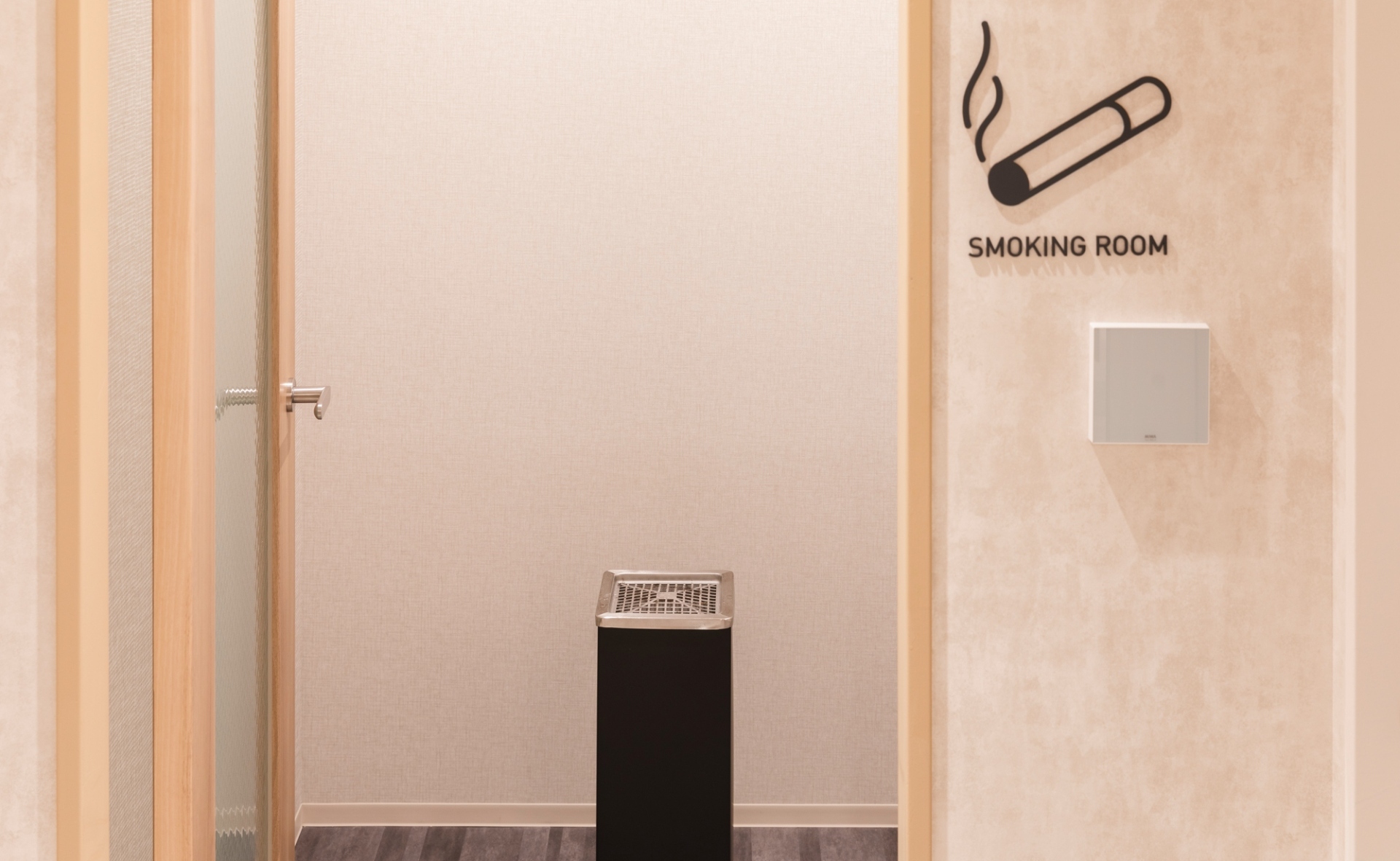 喫煙ブース（1階）