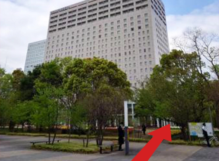 目の前に当館が見えてきました。矢印の方向に進みます。