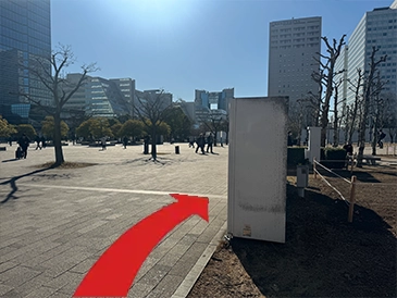 写真の自動販売機を右に曲がります。