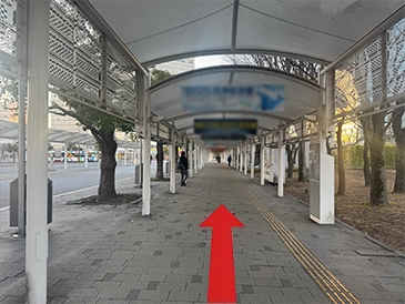 バスターミナルを道のりに添って、進みます。