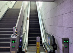 エスカレーターをご利用ください。