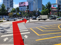 エスカレーターから出た後、左方向の横断歩道を渡ってください。（2回連続）