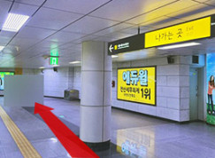 市庁駅1番出口に向かいます。