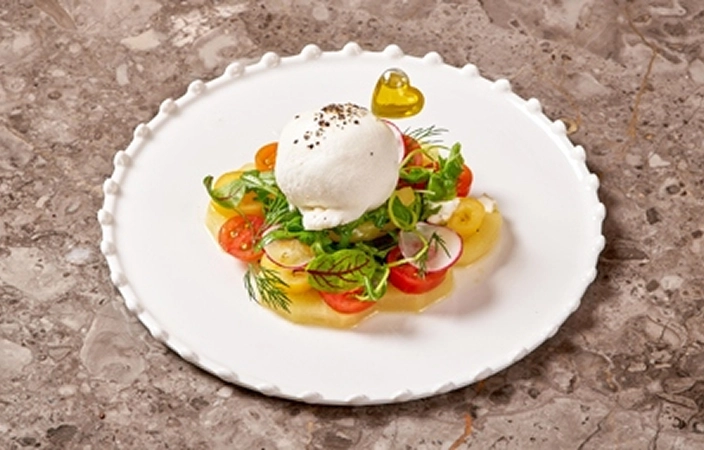 ブラータチーズと旬のフルーツ