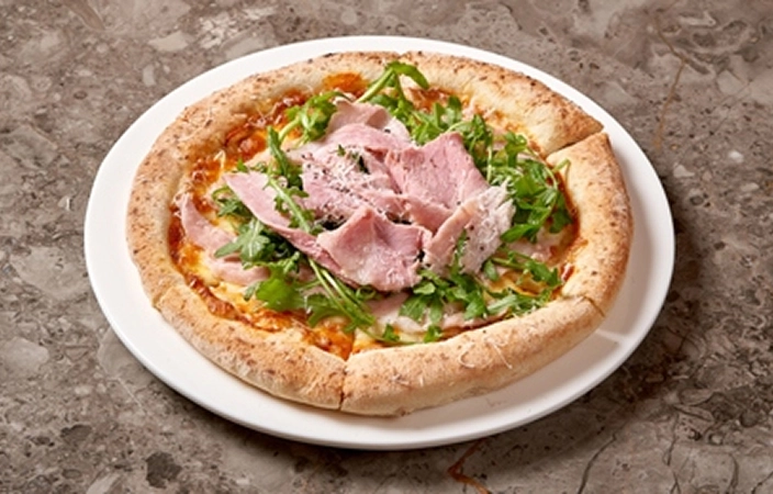 ジャンボンとルッコラのピザ