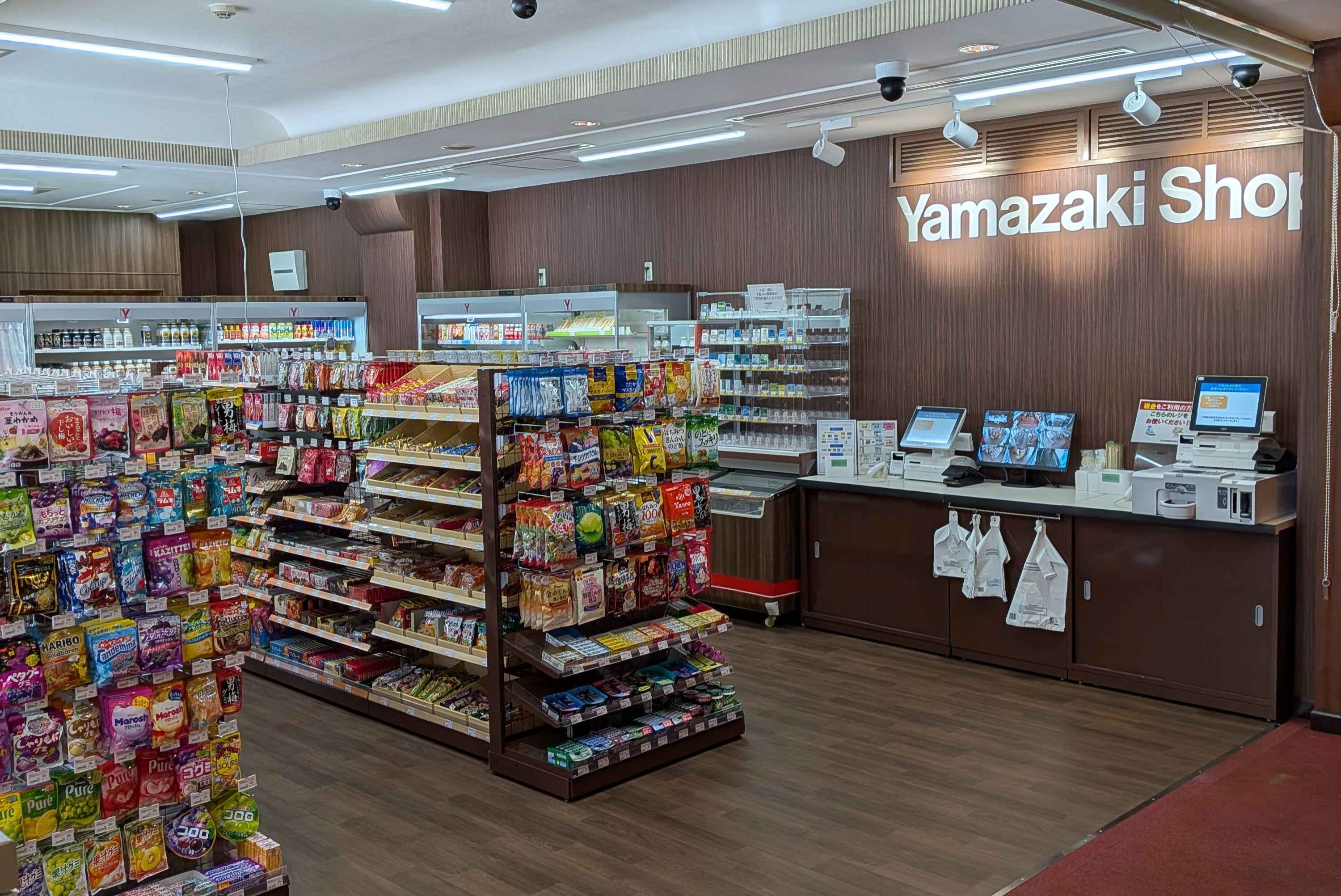 コンビニ「ヤマザキショップ」（1階）